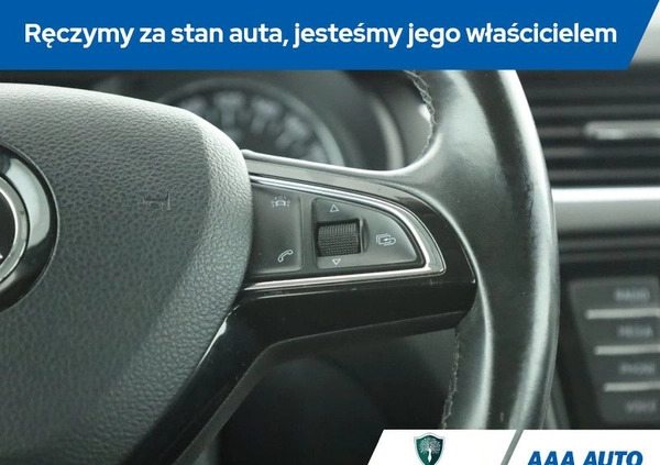 Skoda Octavia cena 28000 przebieg: 270718, rok produkcji 2015 z Pińczów małe 211